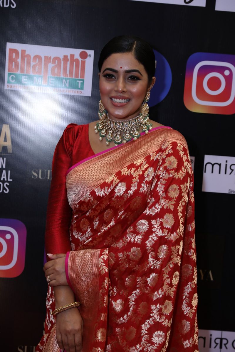 dhee fame poorna mesmerize in siima event with wear saree hot poses