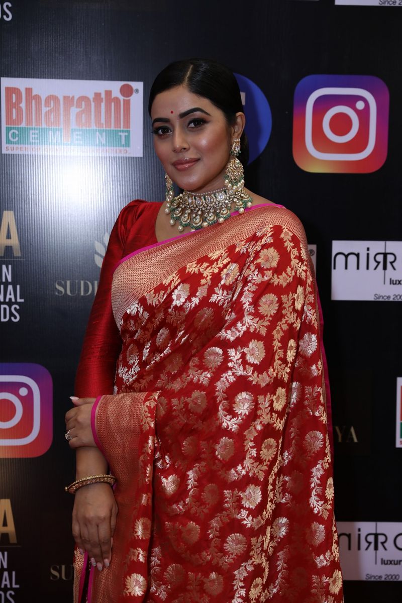 dhee fame poorna mesmerize in siima event with wear saree hot poses