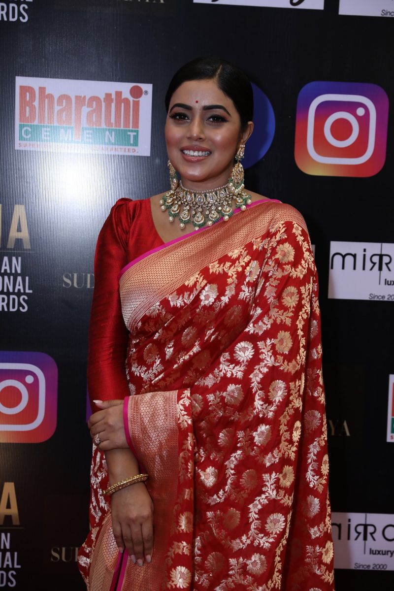 dhee fame poorna mesmerize in siima event with wear saree hot poses