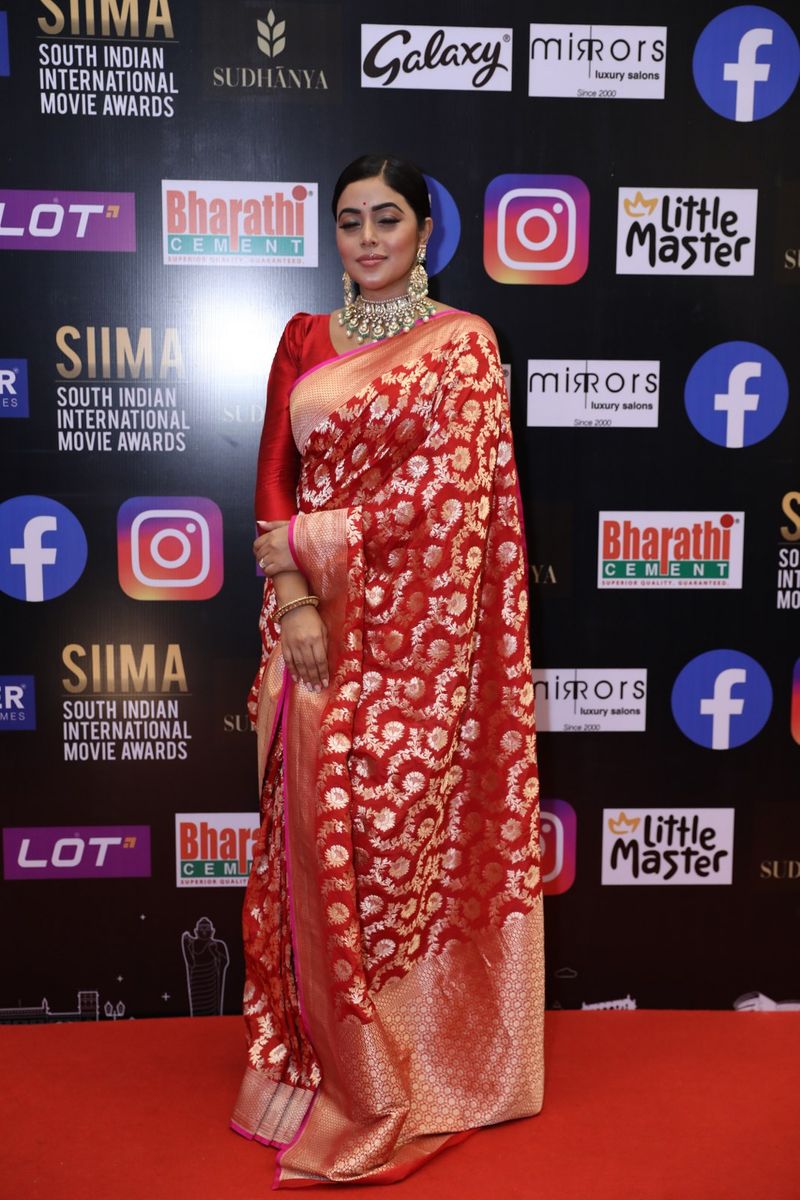 dhee fame poorna mesmerize in siima event with wear saree hot poses