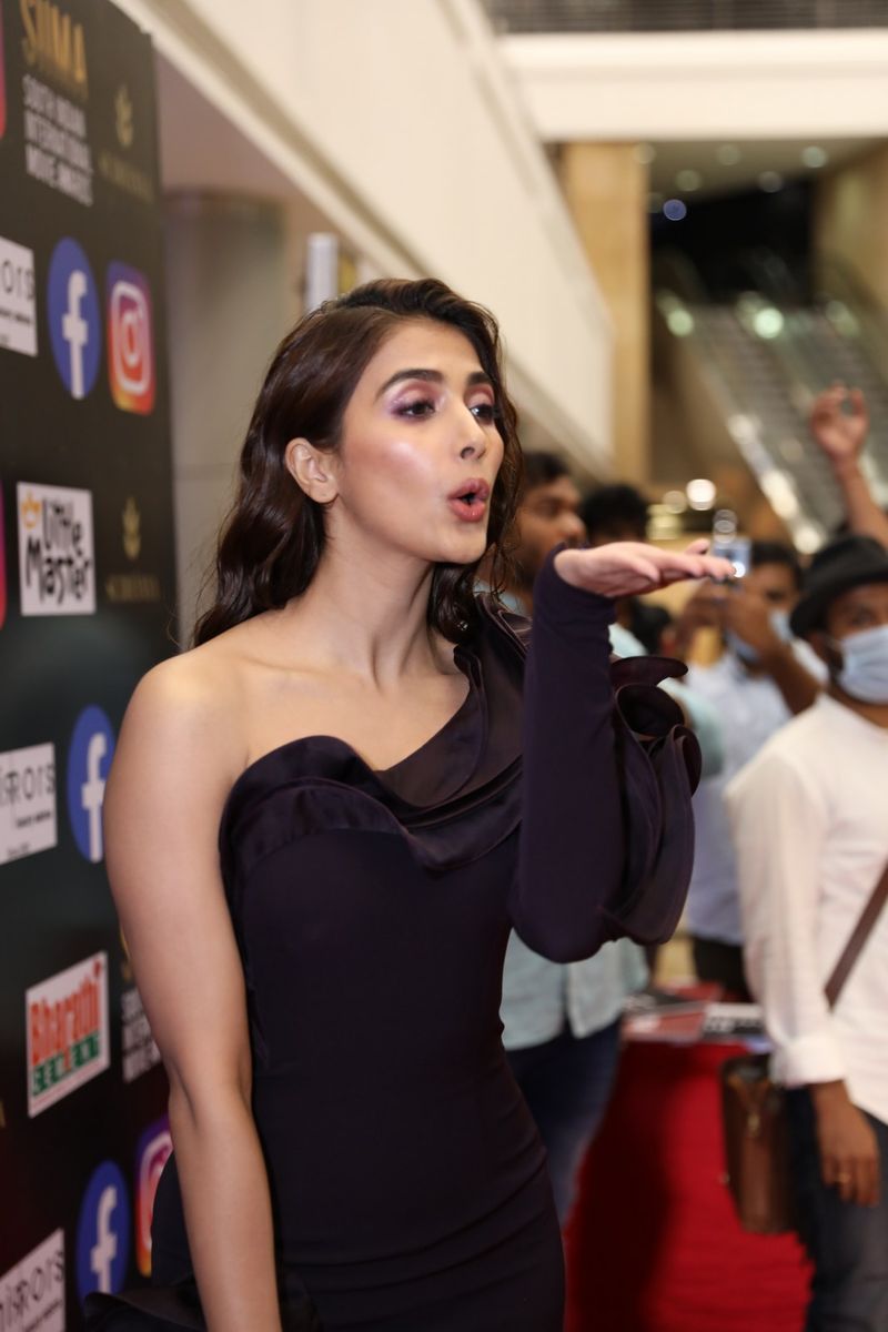 pooja hegde gave a flying kisses and mind blow with black gown at siima event
