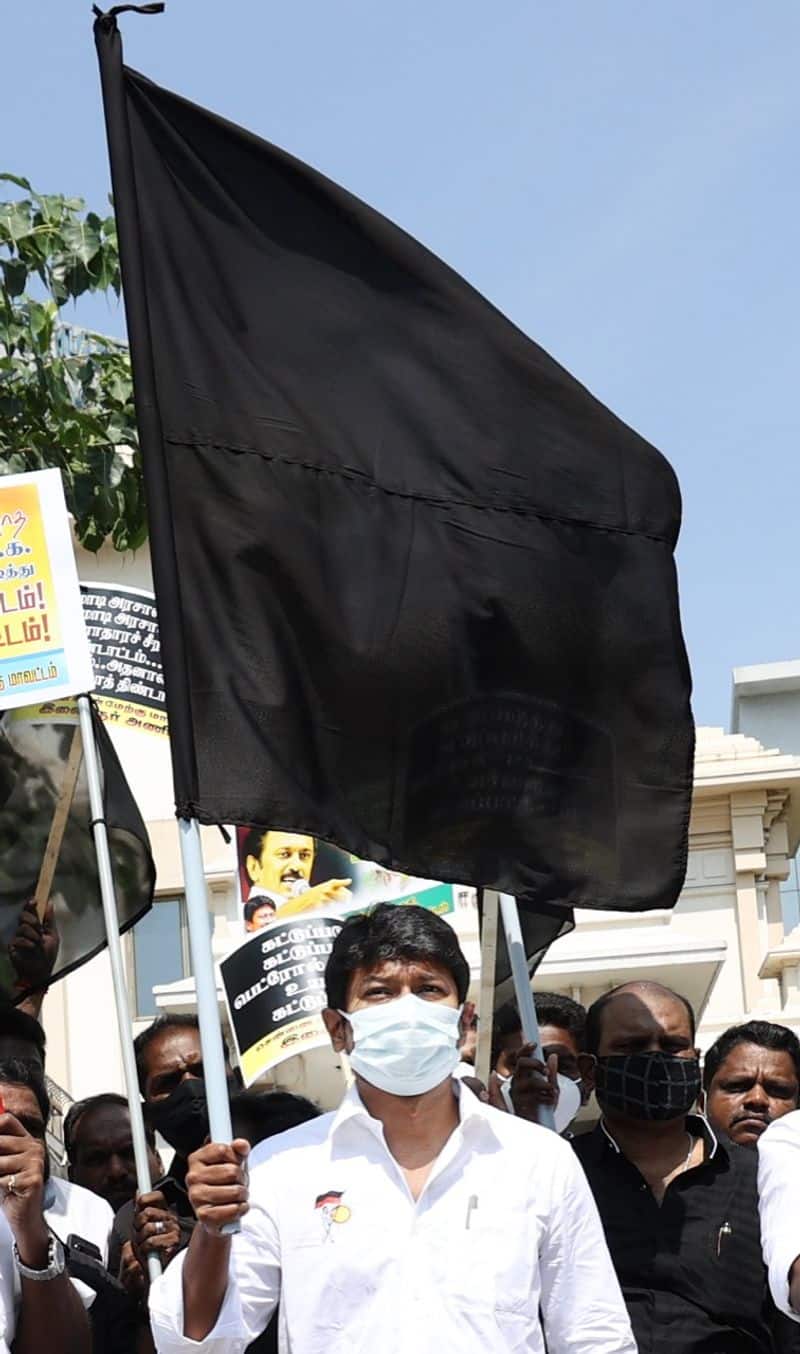 Udayanidhi black flag against Modi .. Information that the Tamil Nadu government has taken action to reduce 100 rupees from the gas price.