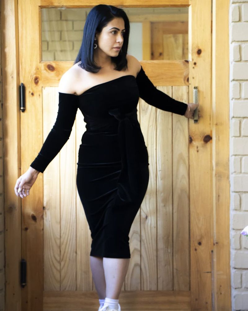 bigg boss fame nandi rai stuns in black sleeve less out fit her latest photos goes viral