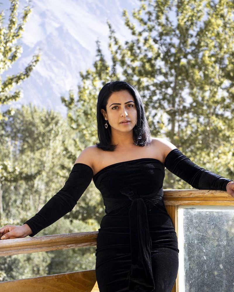 bigg boss fame nandi rai stuns in black sleeve less out fit her latest photos goes viral