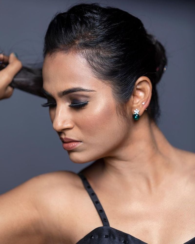 actress ramya pandian black color hot dress latest photo shoot
