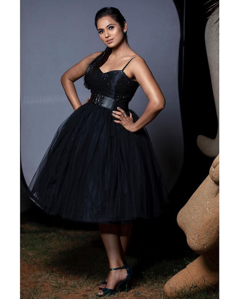 actress ramya pandian black color hot dress latest photo shoot