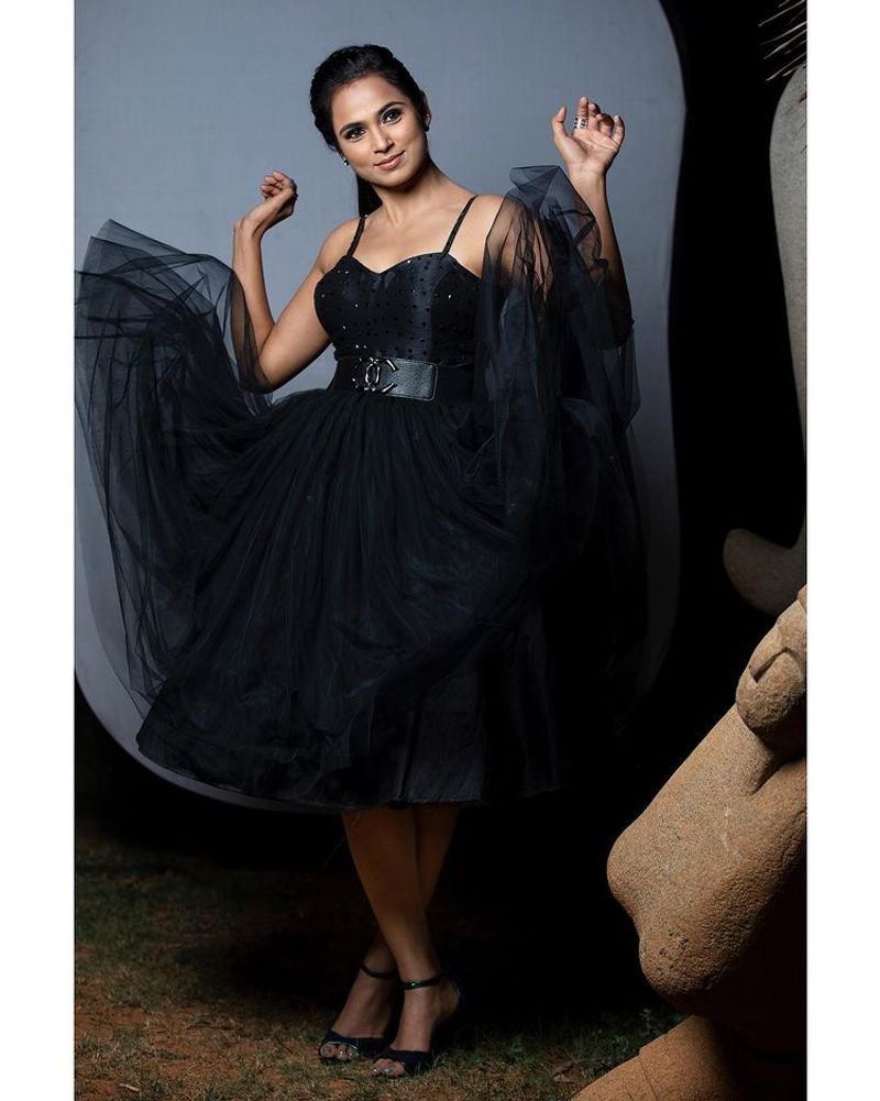 actress ramya pandian black color hot dress latest photo shoot