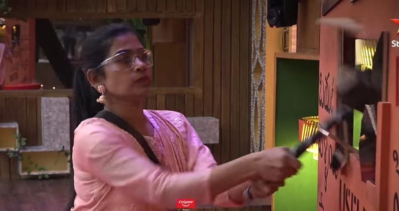 bigg boss season 5 actor priya allegation on ravi and lahari says they were hugging in late night