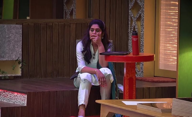 bigg boss season 5 actor priya allegation on ravi and lahari says they were hugging in late night