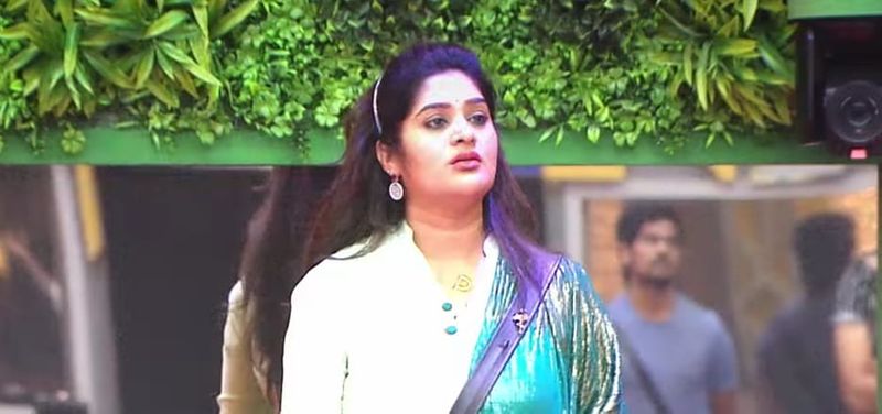 bigg boss season 5 actor priya allegation on ravi and lahari says they were hugging in late night