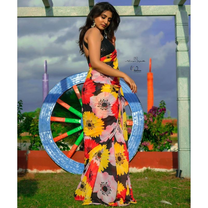 anchor varshini sounderajan mesmerises in silk saree and sleeve less jacket
