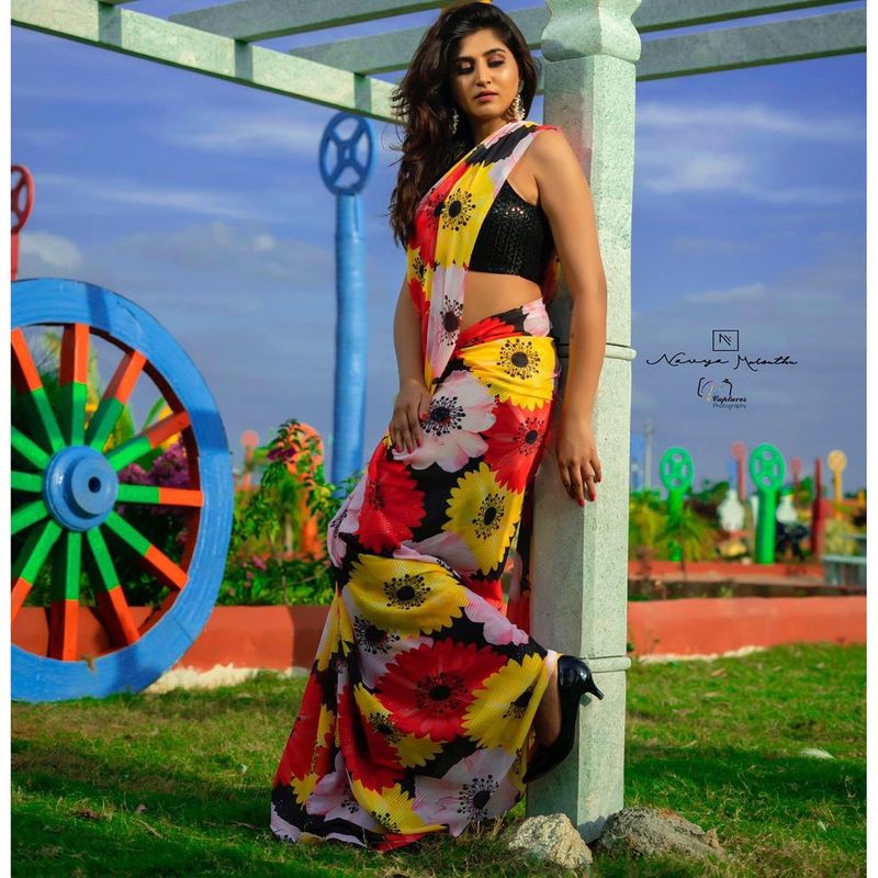 anchor varshini sounderajan mesmerises in silk saree and sleeve less jacket
