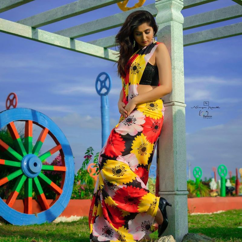 anchor varshini sounderajan mesmerises in silk saree and sleeve less jacket