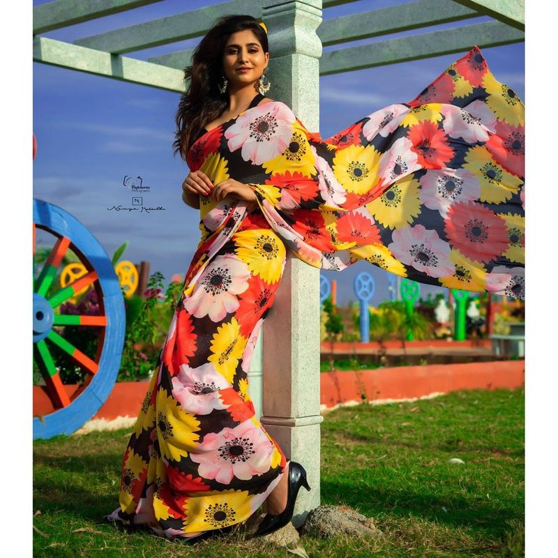 anchor varshini sounderajan mesmerises in silk saree and sleeve less jacket