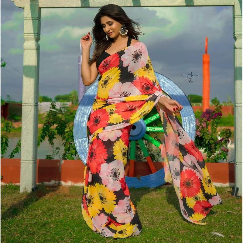 anchor varshini sounderajan mesmerises in silk saree and sleeve less jacket