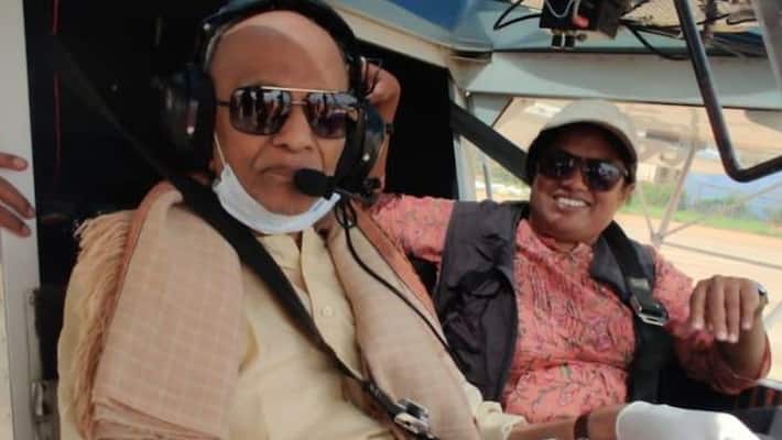 Karnataka family in Bengaluru gave surprise gift to a 100-year-old man, he flew the plane as a co-pilot Karnataka family in Bengaluru gave surprise gift to a 100-year-old man, he flew the plane as a co-pilot