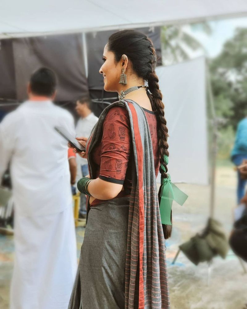 anchor anasuya sports in new avatar her latest look stuns