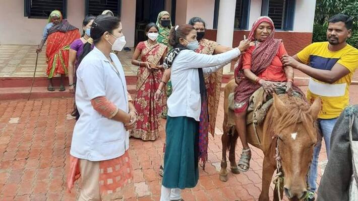 madhya pradesh good news 71 year old woman reached the vaccination center riding on horse got vaccine madhya pradesh good news 71 year old woman reached the vaccination center riding on horse got vaccine