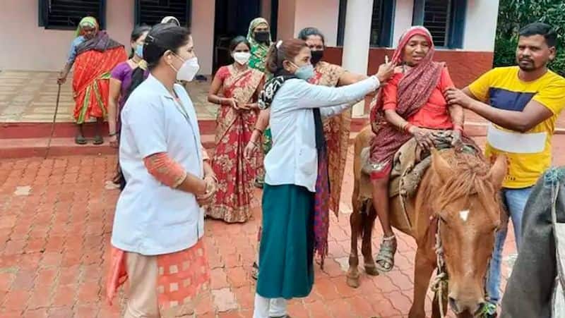 Madhya Pradesh good news 71 year old woman reached vaccination center riding on horse to get vaccine
