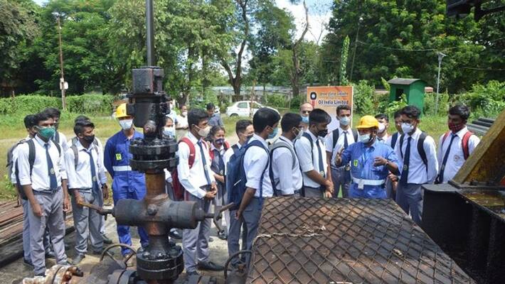 OIL organizes study visit for school students to a Sucker Rod Pump CKM OIL organizes study visit for school students to a Sucker Rod Pump CKM