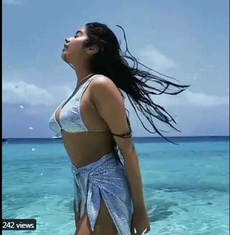 janhvi kapoor shake internet with silver shimmering swimsuit video viral