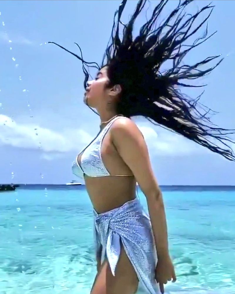 janhvi kapoor shake internet with silver shimmering swimsuit video viral