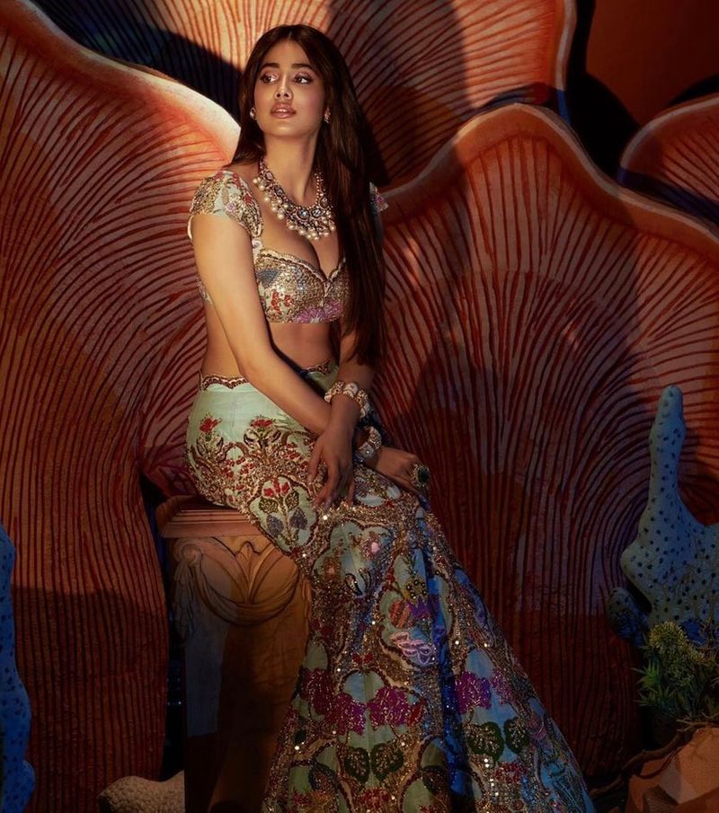 janhvi kapoor shake internet with silver shimmering swimsuit video viral