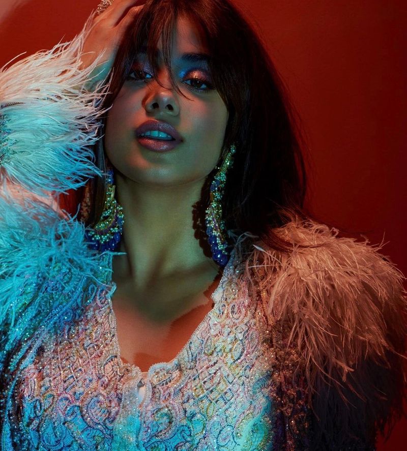 janhvi kapoor shake internet with silver shimmering swimsuit video viral