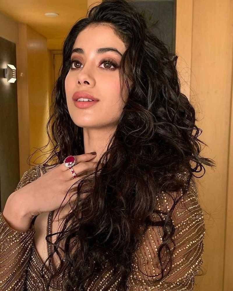 janhvi kapoor shake internet with silver shimmering swimsuit video viral