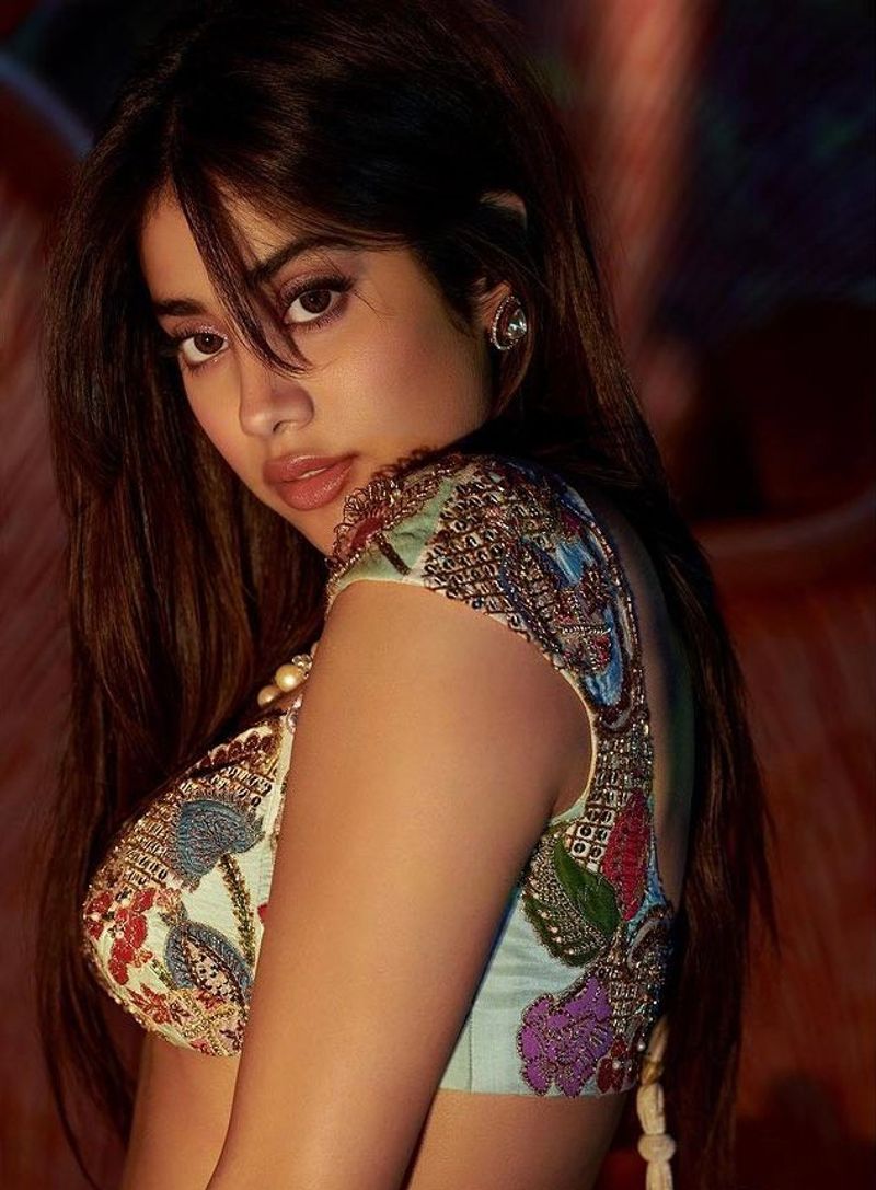 janhvi kapoor shake internet with silver shimmering swimsuit video viral