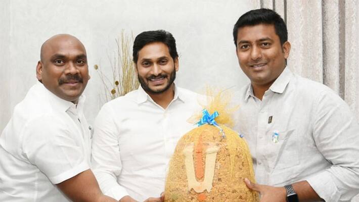 ysrcp mlc ramesh yadav gifted balapur laddu to ap cm jagan ysrcp mlc ramesh yadav gifted balapur laddu to ap cm jagan