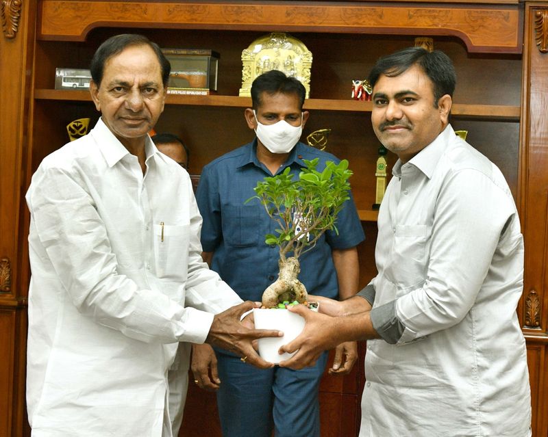 lb nagar mla devireddy sudheer reddy invited cm kcr to his son marraige