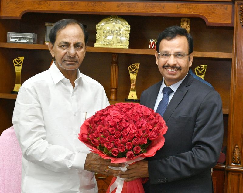 lb nagar mla devireddy sudheer reddy invited cm kcr to his son marraige