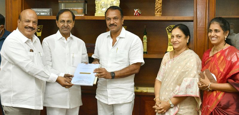 lb nagar mla devireddy sudheer reddy invited cm kcr to his son marraige