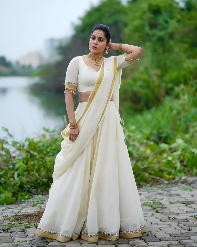 jabardasth rashmi mesmerize with her latest stunning hot photo shoot in half saree