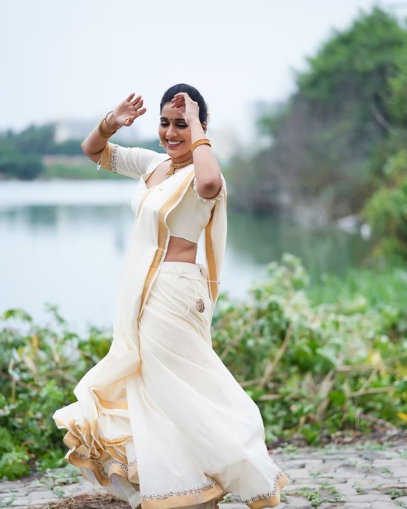 jabardasth rashmi mesmerize with her latest stunning hot photo shoot in half saree