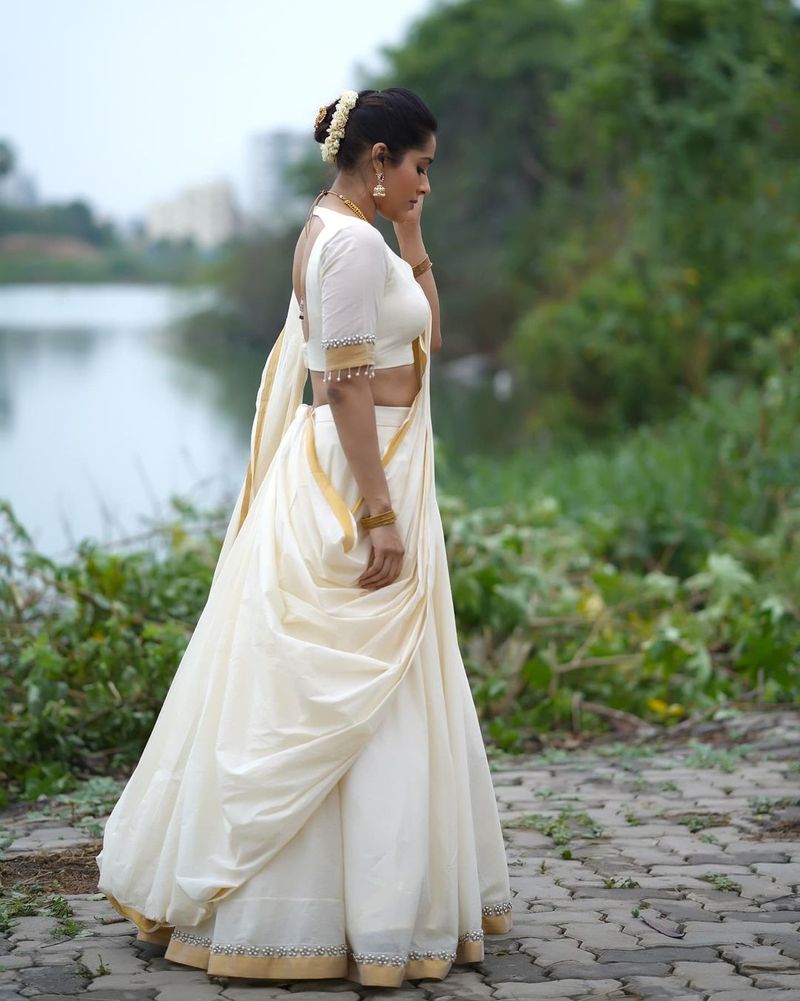 jabardasth rashmi mesmerize with her latest stunning hot photo shoot in half saree