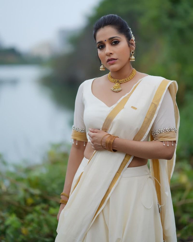 jabardasth rashmi mesmerize with her latest stunning hot photo shoot in half saree
