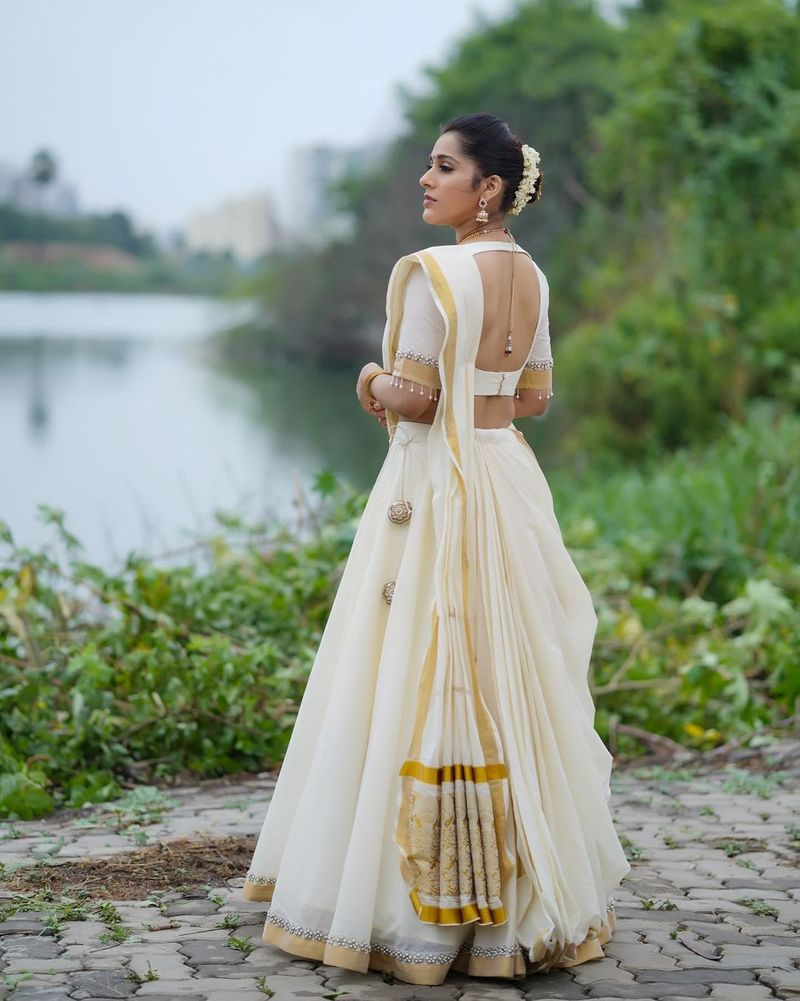 jabardasth rashmi mesmerize with her latest stunning hot photo shoot in half saree