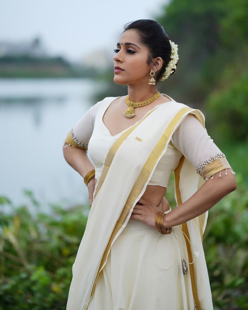 jabardasth rashmi mesmerize with her latest stunning hot photo shoot in half saree