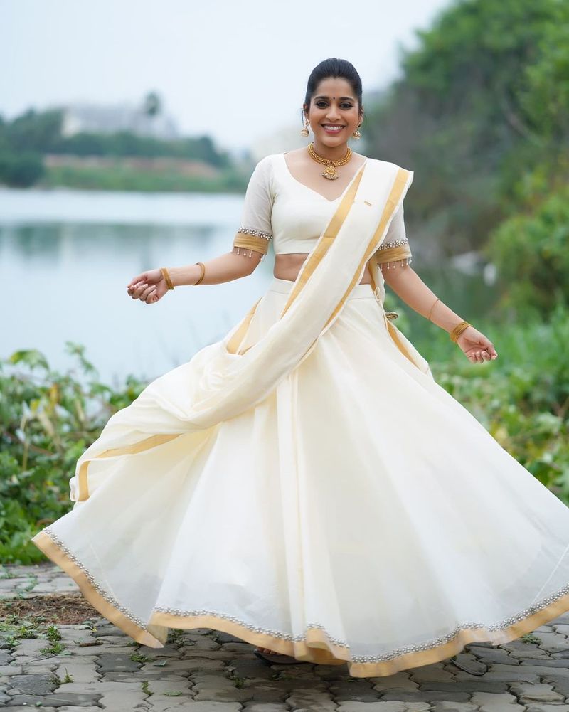 jabardasth rashmi mesmerize with her latest stunning hot photo shoot in half saree