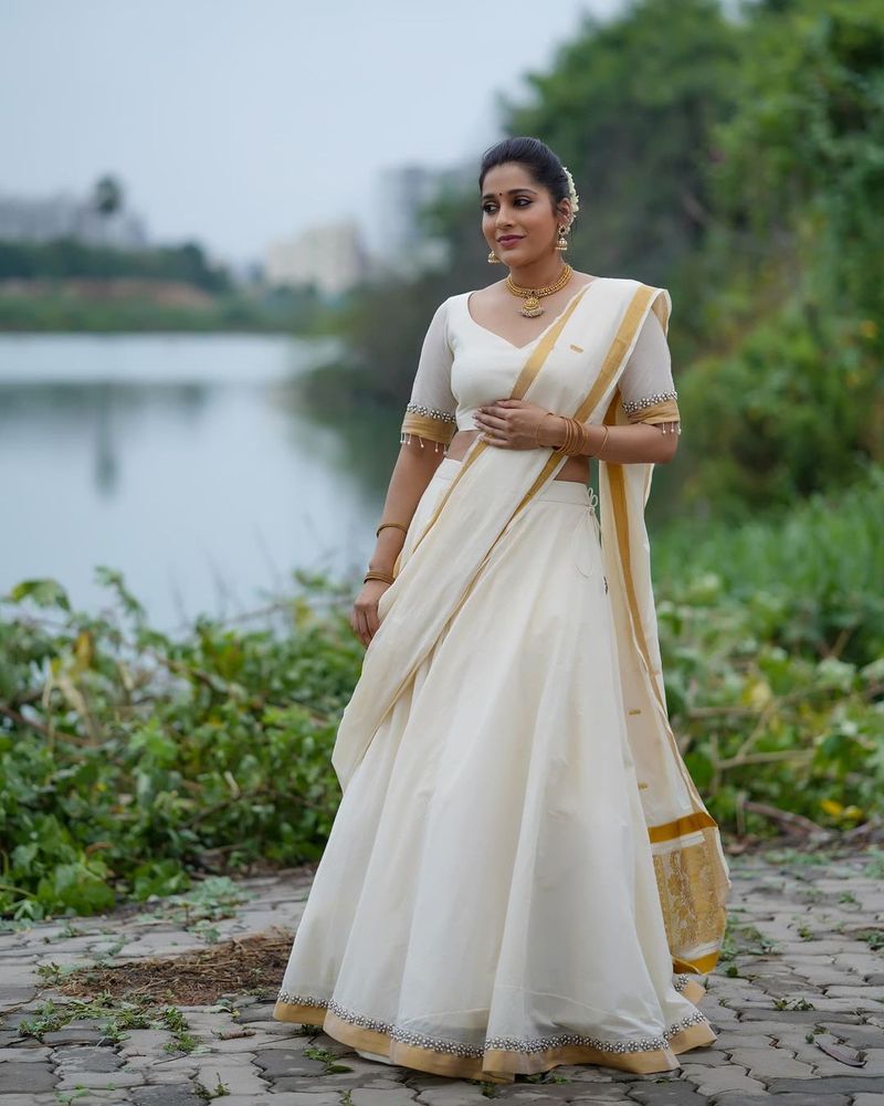 jabardasth rashmi mesmerize with her latest stunning hot photo shoot in half saree