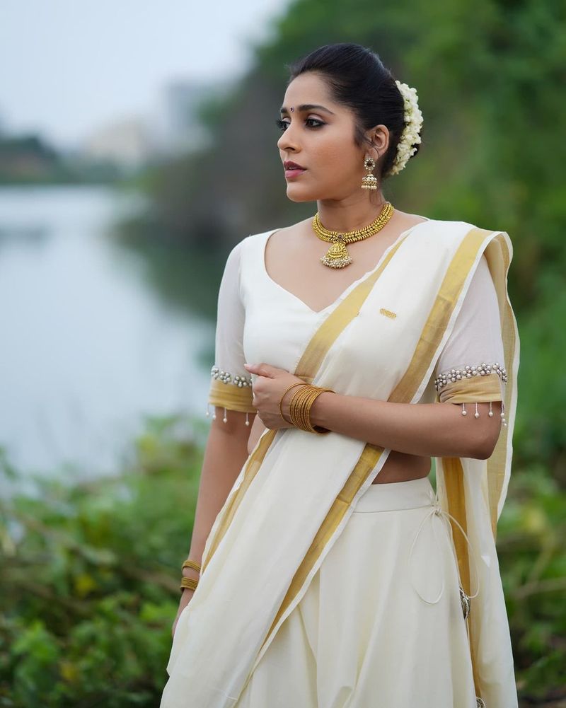 jabardasth rashmi mesmerize with her latest stunning hot photo shoot in half saree
