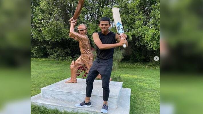 IPL 2021, RR vs CSK: Yashasvi Jaiswal delighted after getting MS Dhoni's signature on his bat ALB IPL 2021, RR vs CSK: Yashasvi Jaiswal delighted after getting MS Dhoni's signature on his bat ALB