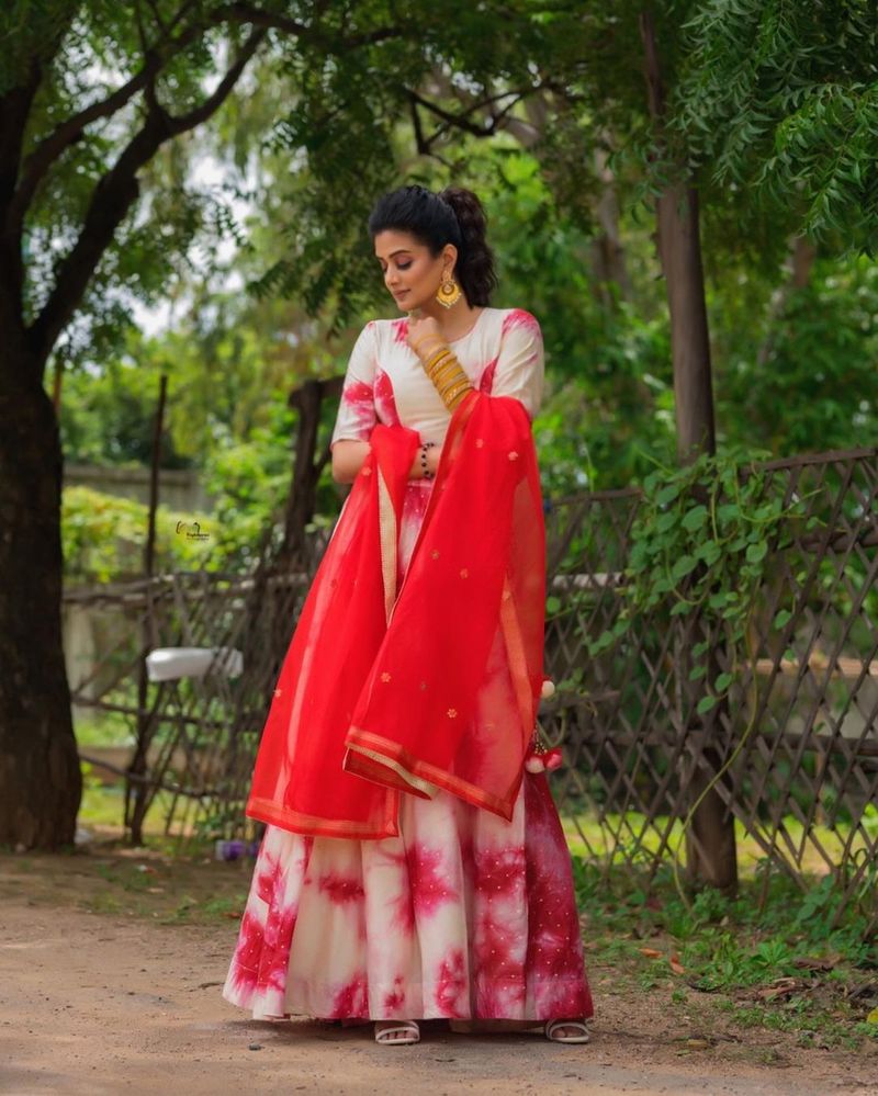 hot beauty priyamani turned traditional look at her ghagra choli look