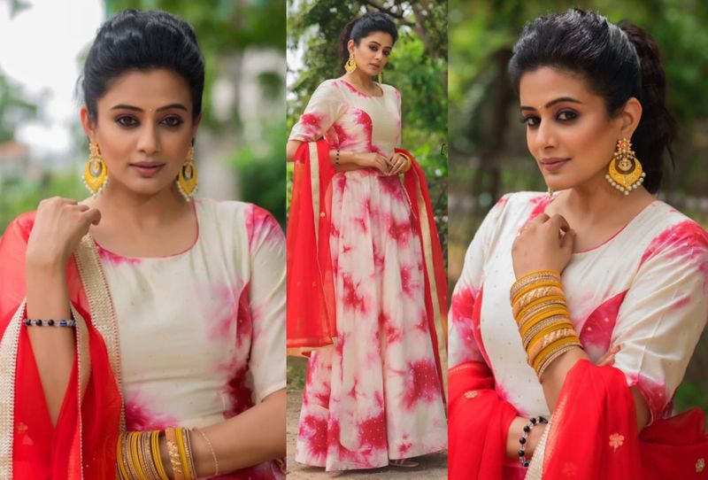 hot beauty priyamani turned traditional look at her ghagra choli look