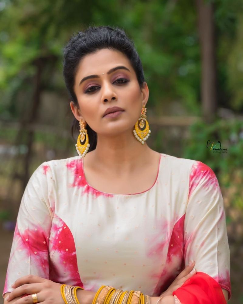 hot beauty priyamani turned traditional look at her ghagra choli look