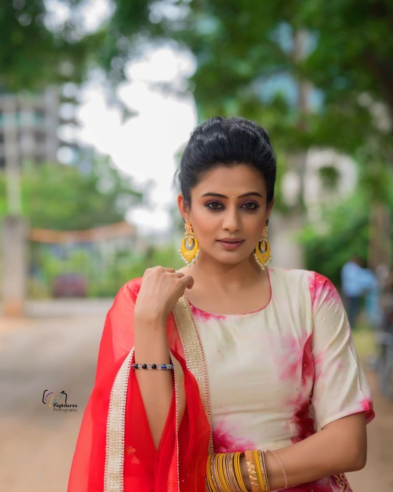 hot beauty priyamani turned traditional look at her ghagra choli look