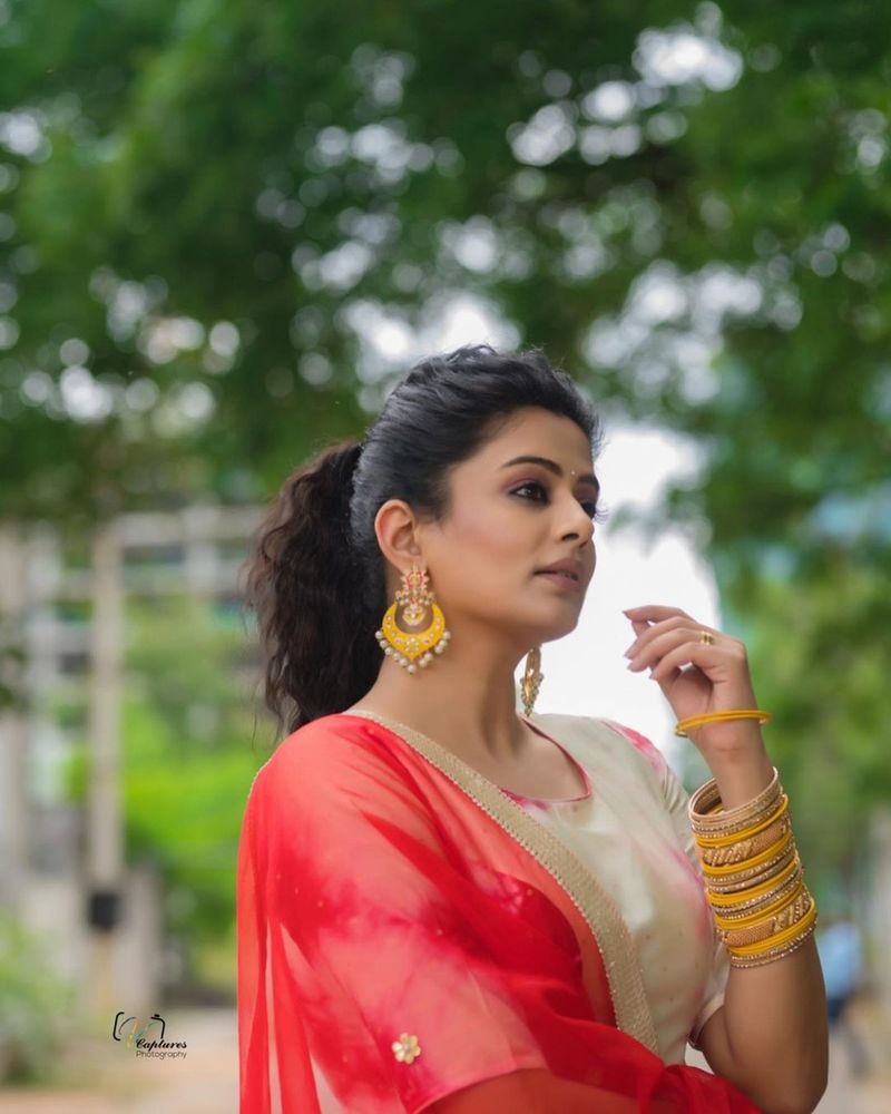 hot beauty priyamani turned traditional look at her ghagra choli look