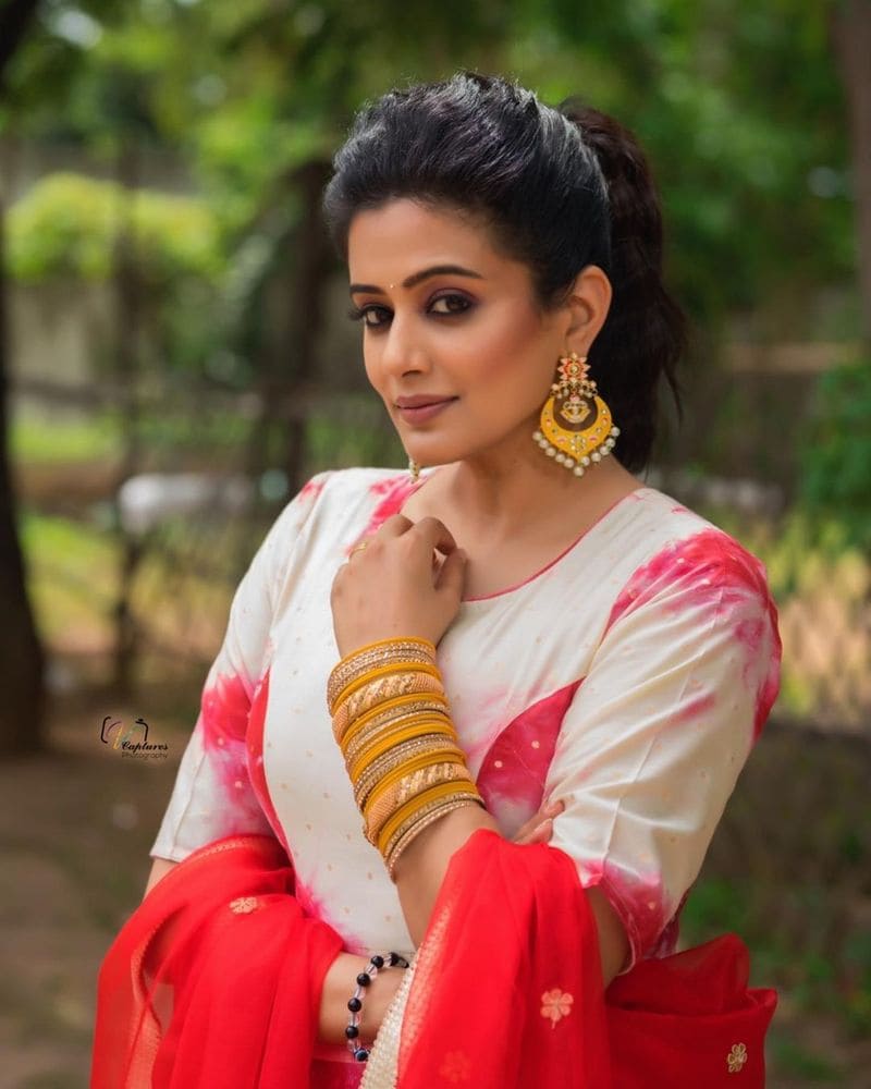 hot beauty priyamani turned traditional look at her ghagra choli look